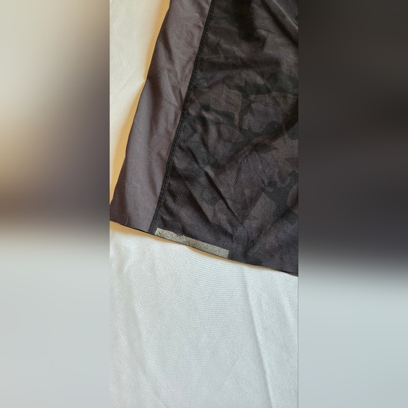 Lululemon Men’s T.H.E Short Gray Camo Shorts size Large 10” inseam - Picture 2 of 7